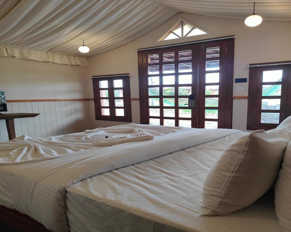 Nirvana Resort And Restaurant Garudeshwar エクステリア 写真