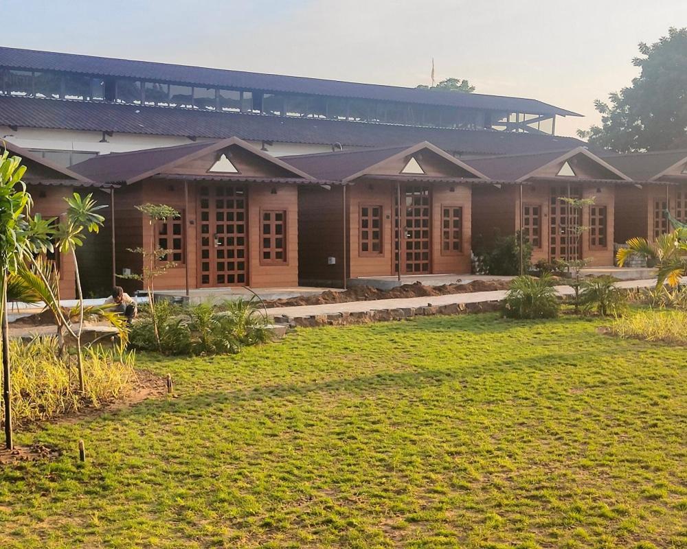 Nirvana Resort And Restaurant Garudeshwar エクステリア 写真